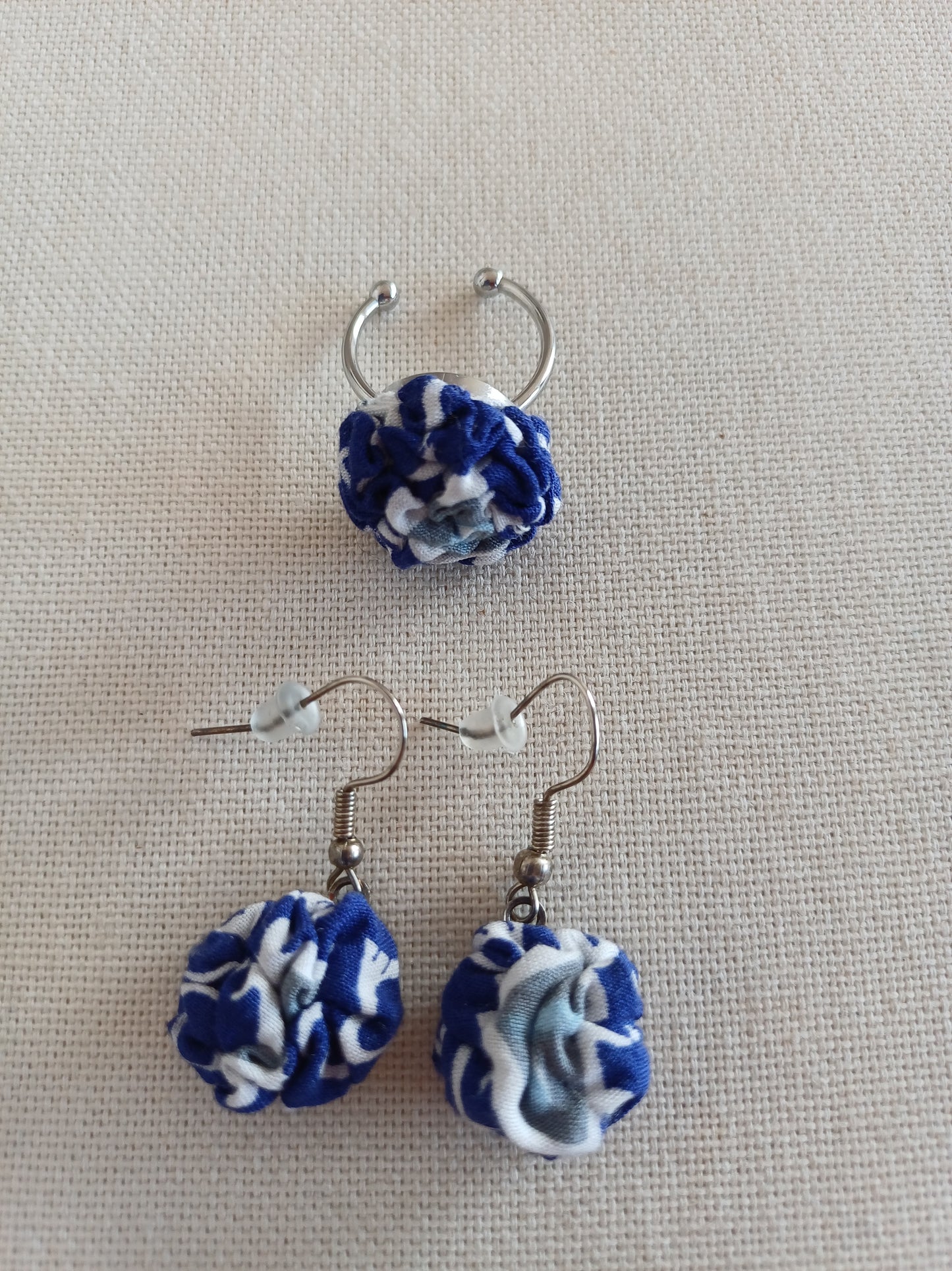 Boucles pendantes et bague