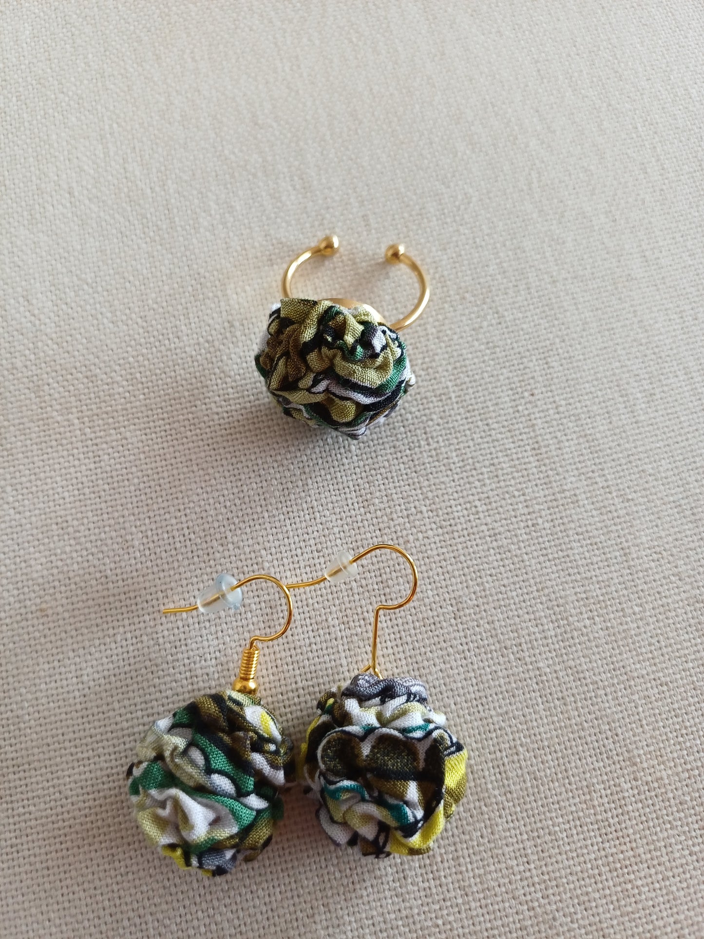 Boucles pendantes et bague